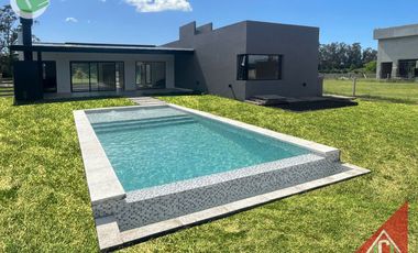 Chalet en venta c/ cochera en Santa Clara del Mar