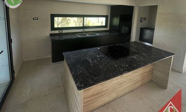 Chalet en venta c/ cochera en Santa Clara del Mar