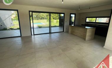 Chalet en venta c/ cochera en Santa Clara del Mar