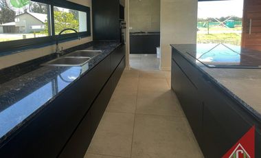 Chalet en venta c/ cochera en Santa Clara del Mar