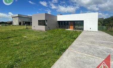 Chalet en venta c/ cochera en Santa Clara del Mar