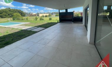 Chalet en venta c/ cochera en Santa Clara del Mar
