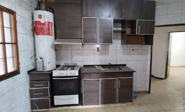 CASA ESQUINA 3 DORM 2 BAÑOS. DESAMPARADOS