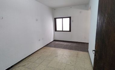 CASA ESQUINA 3 DORM 2 BAÑOS. DESAMPARADOS