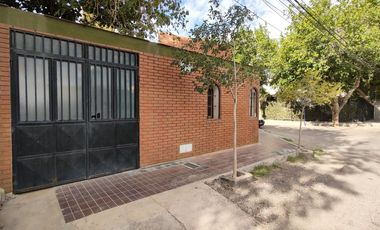 CASA ESQUINA 3 DORM 2 BAÑOS. DESAMPARADOS