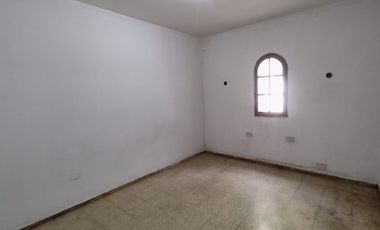 CASA ESQUINA 3 DORM 2 BAÑOS. DESAMPARADOS
