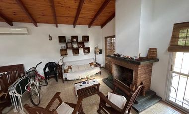 FUNES VENTA Casa amplio jardín pileta APTA CREDITO