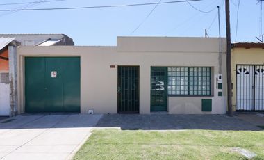 Venta Casa tres dormitorios con pileta. Camilo Aldao y Bv. Segui.