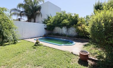 Venta Casa tres dormitorios con pileta. Camilo Aldao y Bv. Segui.