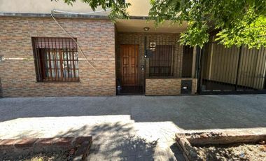 CASA EN VENTA LOTE 221 m2 AVELLANEDA. APTO CREDITO