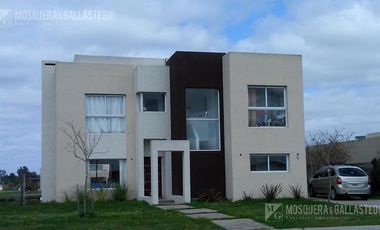 Casa en venta- Barrio Privado San Marco