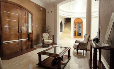 Casa en venta, de estilo, 3 dormitorios, garaje, parque, piscina. Villa del Plata