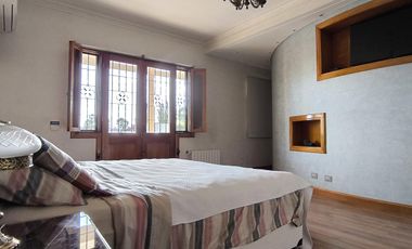 Casa en venta, de estilo, 3 dormitorios, garaje, parque, piscina. Villa del Plata