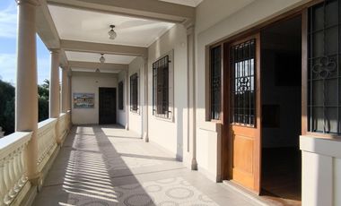 Casa en venta, de estilo, 3 dormitorios, garaje, parque, piscina. Villa del Plata