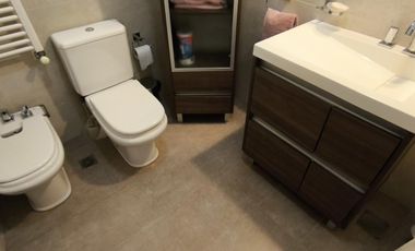 Casa en venta, de estilo, 3 dormitorios, garaje, parque, piscina. Villa del Plata