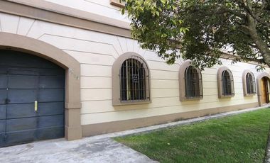 Casa en venta, de estilo, 3 dormitorios, garaje, parque, piscina. Villa del Plata