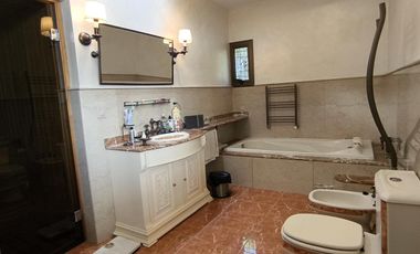 Casa en venta, de estilo, 3 dormitorios, garaje, parque, piscina. Villa del Plata