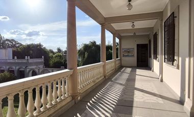 Casa en venta, de estilo, 3 dormitorios, garaje, parque, piscina. Villa del Plata