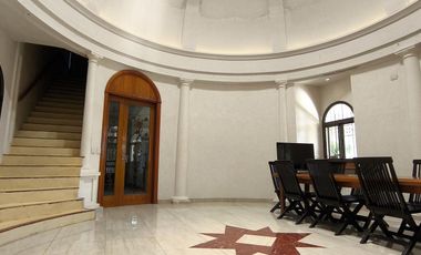 Casa en venta, de estilo, 3 dormitorios, garaje, parque, piscina. Villa del Plata