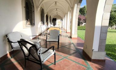 Casa en venta, de estilo, 3 dormitorios, garaje, parque, piscina. Villa del Plata