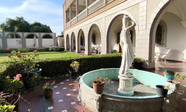 Casa en venta, de estilo, 3 dormitorios, garaje, parque, piscina. Villa del Plata