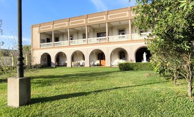 Casa en venta, de estilo, 3 dormitorios, garaje, parque, piscina. Villa del Plata