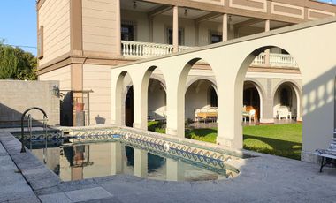 Casa en venta, de estilo, 3 dormitorios, garaje, parque, piscina. Villa del Plata