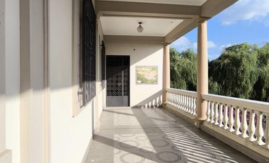 Casa en venta, de estilo, 3 dormitorios, garaje, parque, piscina. Villa del Plata