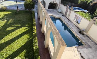 Casa en venta, de estilo, 3 dormitorios, garaje, parque, piscina. Villa del Plata