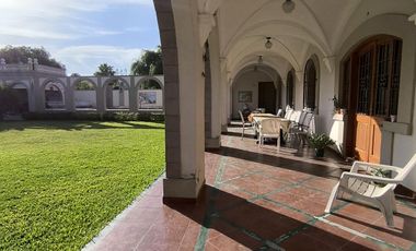 Casa en venta, de estilo, 3 dormitorios, garaje, parque, piscina. Villa del Plata