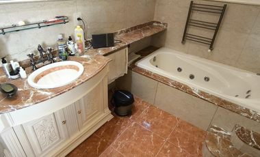 Casa en venta, de estilo, 3 dormitorios, garaje, parque, piscina. Villa del Plata