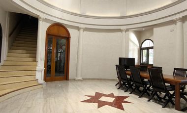 Casa en venta, de estilo, 3 dormitorios, garaje, parque, piscina. Villa del Plata