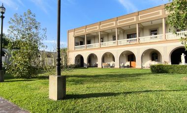 Casa en venta, de estilo, 3 dormitorios, garaje, parque, piscina. Villa del Plata