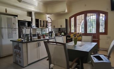 Casa en venta, de estilo, 3 dormitorios, garaje, parque, piscina. Villa del Plata