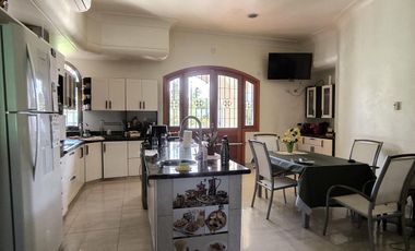 Casa en venta, de estilo, 3 dormitorios, garaje, parque, piscina. Villa del Plata