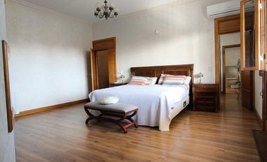 Casa en venta, de estilo, 3 dormitorios, garaje, parque, piscina. Villa del Plata