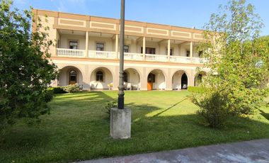 Casa en venta, de estilo, 3 dormitorios, garaje, parque, piscina. Villa del Plata