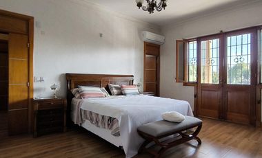 Casa en venta, de estilo, 3 dormitorios, garaje, parque, piscina. Villa del Plata