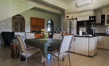 Casa en venta, de estilo, 3 dormitorios, garaje, parque, piscina. Villa del Plata