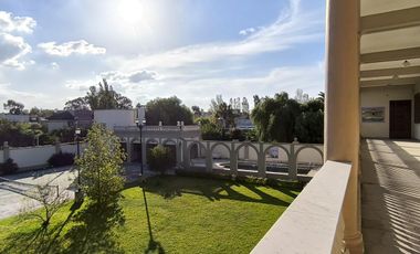 Casa en venta, de estilo, 3 dormitorios, garaje, parque, piscina. Villa del Plata