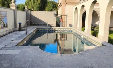 Casa en venta, de estilo, 3 dormitorios, garaje, parque, piscina. Villa del Plata