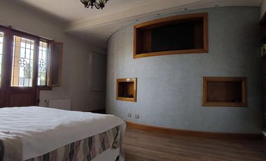 Casa en venta, de estilo, 3 dormitorios, garaje, parque, piscina. Villa del Plata