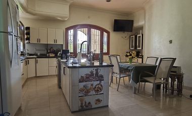 Casa en venta, de estilo, 3 dormitorios, garaje, parque, piscina. Villa del Plata