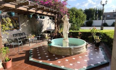 Casa en venta, de estilo, 3 dormitorios, garaje, parque, piscina. Villa del Plata