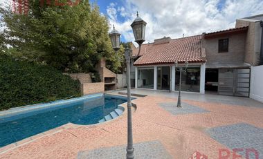 Alquila Casa Gerencial, B° Capellan - 4 Dormitorios