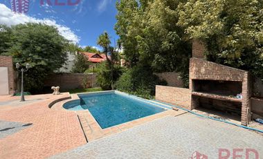 Alquila Casa Gerencial, B° Capellan - 4 Dormitorios