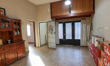 Venta Casa al frente + Galpón en Barrio Azcuénaga