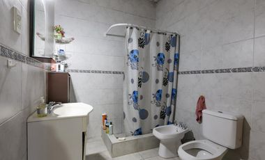 Venta Casa al frente + Galpón en Barrio Azcuénaga