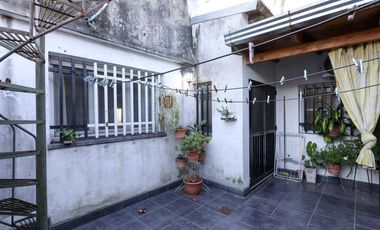 Venta Casa al frente + Galpón en Barrio Azcuénaga