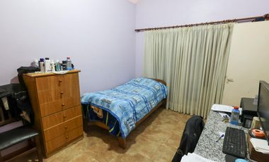 Venta Casa al frente + Galpón en Barrio Azcuénaga